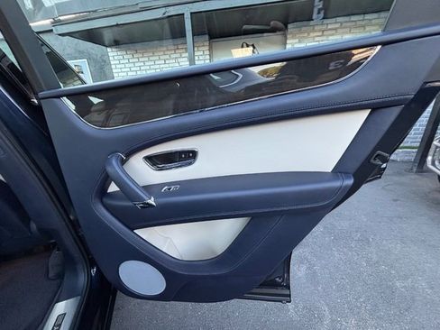 Used 2019 Bentley Bentayga AWD/4WD image 38