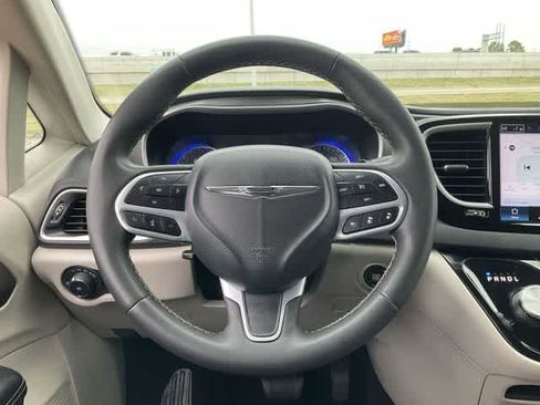 Used 2023 Chrysler Pacifica Touring-L image 19