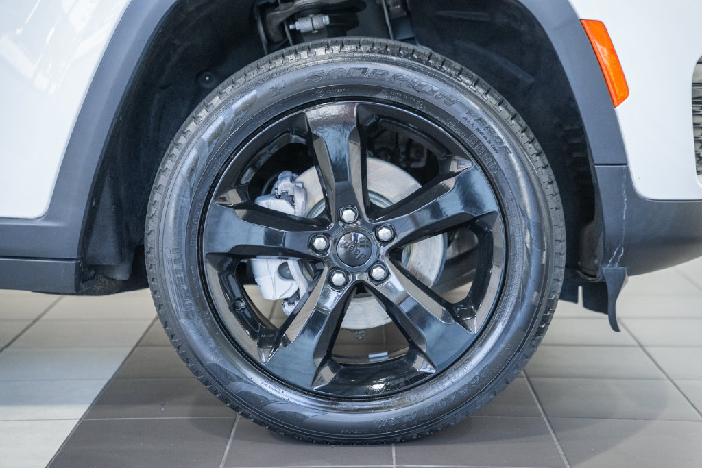 Used 2023 Jeep Grand Cherokee Limited w/ Black Appearance Package AWD/4WD image 18
