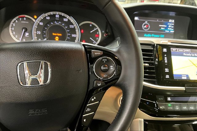 Used 2017 Honda Accord Touring image 12