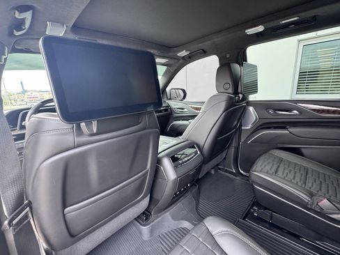 Used 2024 Cadillac Escalade Sport Platinum w/ LPO, ONYX Package image 18