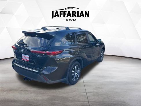 Certified 2023 Toyota Highlander XLE image 3