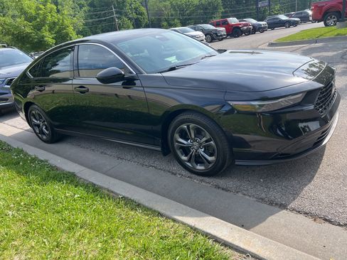 Used 2023 Honda Accord EX image 3