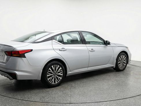 Used 2025 Nissan Altima 2.5 SV image 9