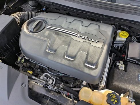 Certified 2019 Jeep Cherokee Limited w/ Luxury Group image 32