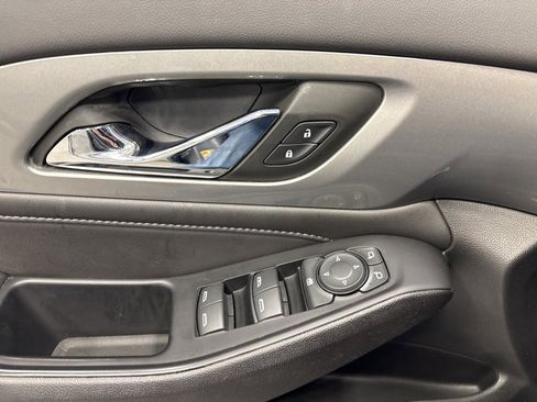 Used 2023 Chevrolet Traverse LT w/ Rear Camera Mirror Package image 29