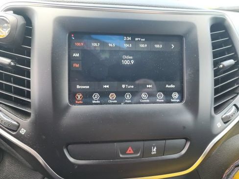 Used 2021 Jeep Cherokee Latitude FWD image 10