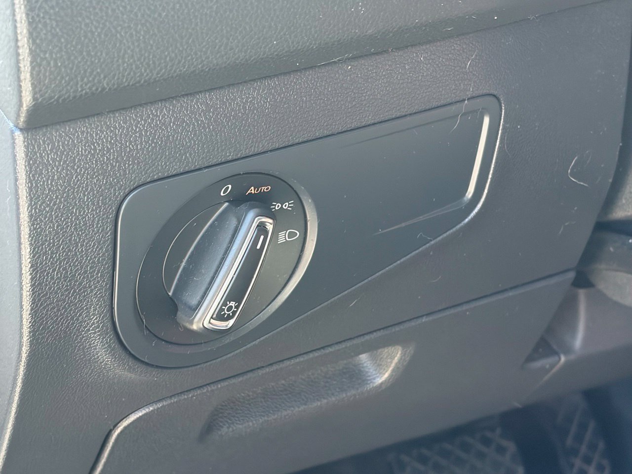 Used 2018 Volkswagen Tiguan SE w/ Panoramic Sunroof Package FWD image 8