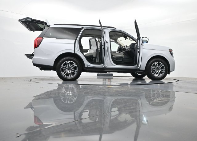 Used 2025 Ford Expedition Active AWD/4WD image 56