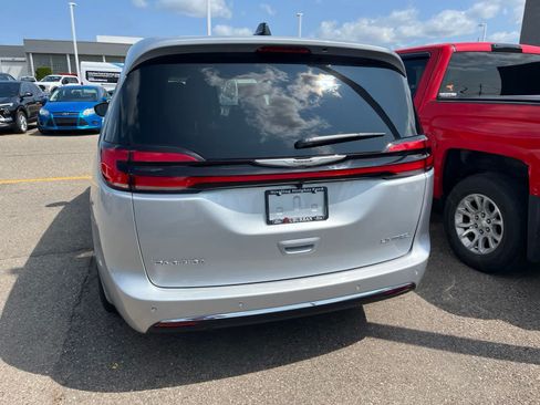 Used 2026 Chrysler Pacifica Limited FWD image 13