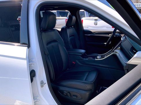 Used 2024 Jeep Grand Cherokee Limited image 7