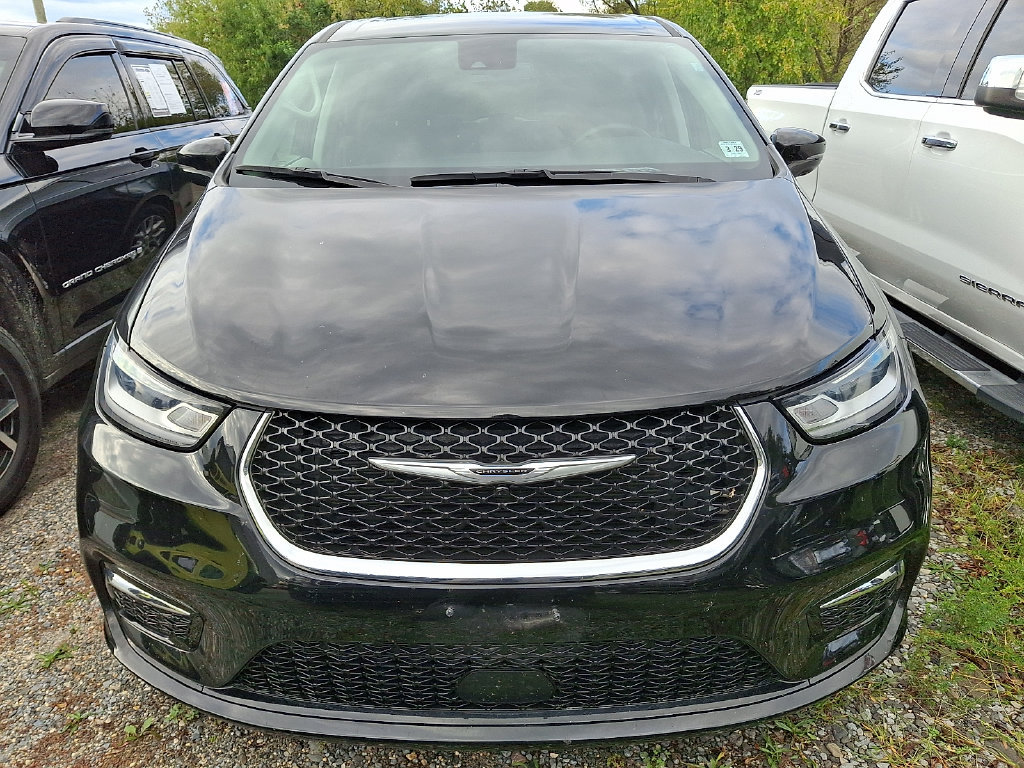 Used 2024 Chrysler Pacifica Touring-L FWD image 2