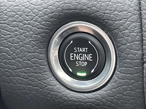 Used 2021 GMC Yukon Denali w/ Denali Premium Package image 30