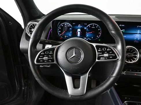 Used 2022 Mercedes-Benz GLB 250 4MATIC image 2