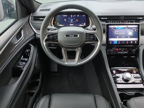 Used 2023 Jeep Grand Cherokee Overland w/ Luxury Tech Group IV AWD/4WD image 3