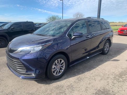 Used 2026 Toyota Sienna XLE image 2