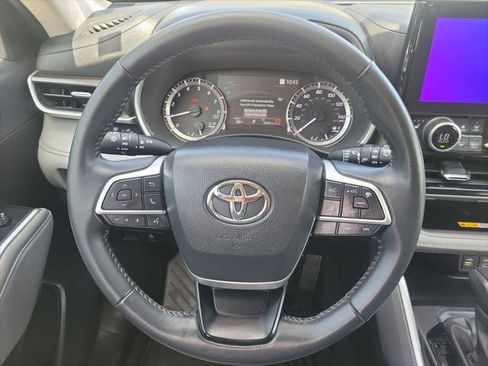 Certified 2024 Toyota Highlander XLE FWD image 26