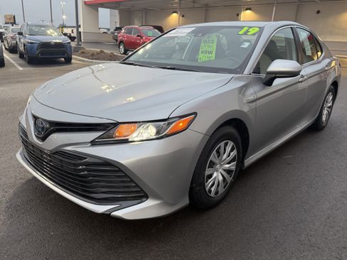 Certified 2019 Toyota Camry LE image 9