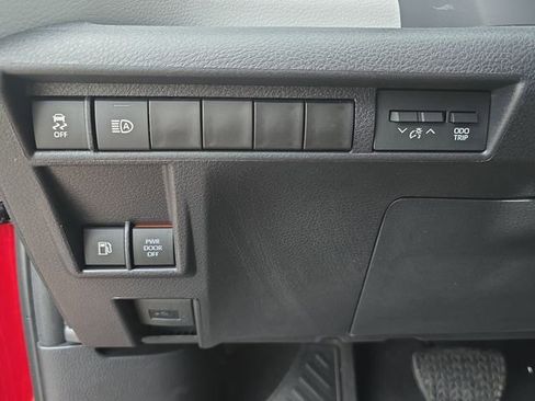 Used 2025 Toyota Sienna XLE image 27