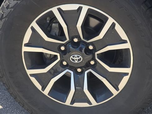Used 2020 Toyota Tacoma TRD Sport w/ TRD Premium Sport Package AWD/4WD image 4
