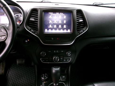 Used 2019 Jeep Cherokee Trailhawk w/ Cold Weather Group image 10