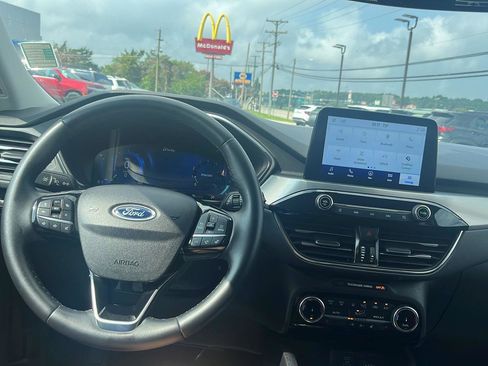 Used 2022 Ford Escape Titanium image 3