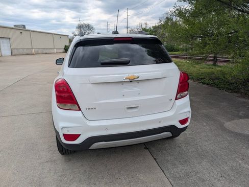Used 2018 Chevrolet Trax LT w/ Sun & Sound Package FWD image 2