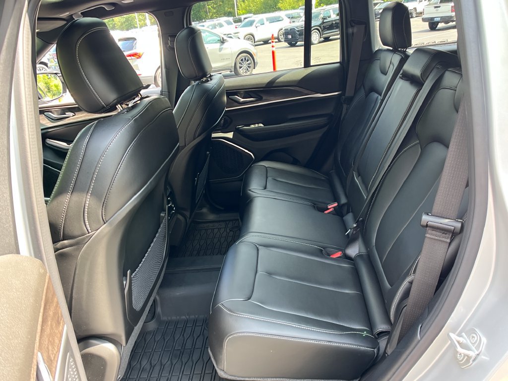 Used 2026 Jeep Grand Cherokee Limited w/ Limited Altitude Package AWD/4WD image 22