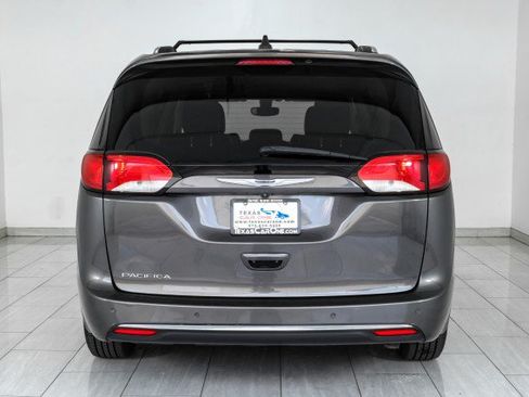 Used 2019 Chrysler Pacifica Touring-L FWD image 7
