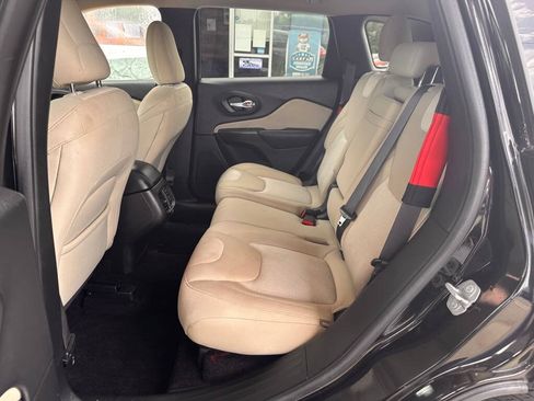 Used 2017 Jeep Cherokee Sport FWD image 13