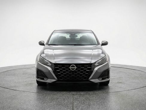 Used 2025 Nissan Altima 2.5 SV image 2