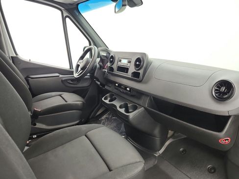Used 2022 Mercedes-Benz Sprinter 2500 image 19