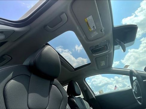 New 2025 Hyundai Elantra Limited image 28