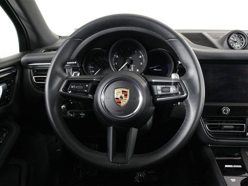 Certified 2025 Porsche Macan image 12