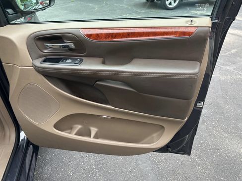 Used 2014 Chrysler Town & Country Touring FWD image 12