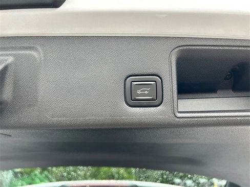 Used 2021 GMC Terrain SLT image 16