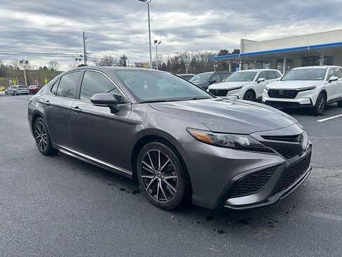 Used 2021 Toyota Camry SE image 1