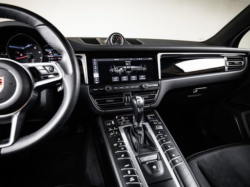 Certified 2021 Porsche Macan AWD/4WD image 19