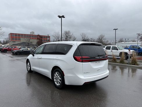 Used 2025 Chrysler Pacifica Select image 5