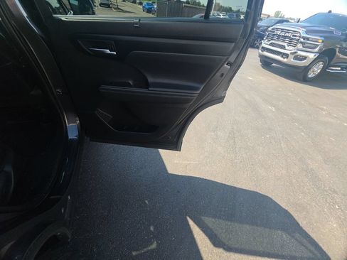 Used 2022 Toyota Highlander XLE AWD/4WD image 30
