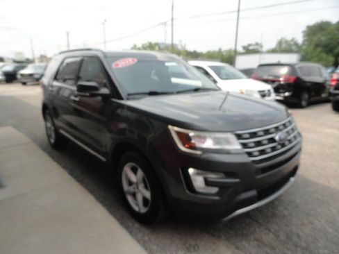 Used 2017 Ford Explorer XLT w/ Equipment Group 202A AWD/4WD image 5