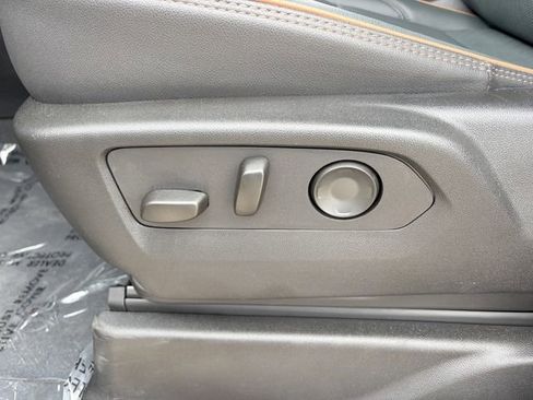 Used 2025 GMC Yukon AT4 w/ AT4 Premium Package AWD/4WD image 7
