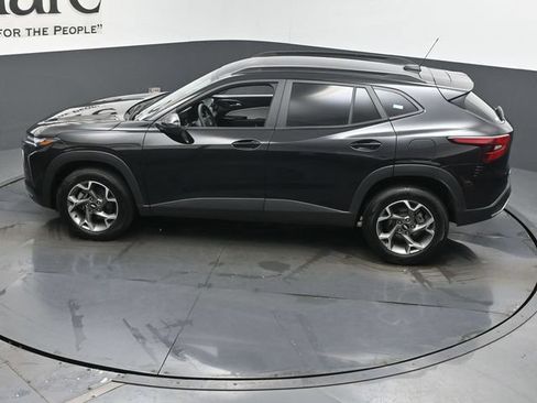 Used 2025 Chevrolet Trax LT FWD image 43