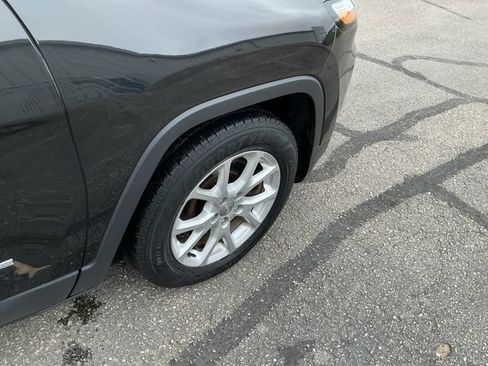 Used 2016 Jeep Cherokee Latitude w/ Cold Weather Group FWD image 16