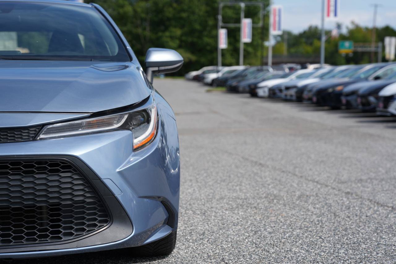 Used 2020 Toyota Corolla LE FWD image 3