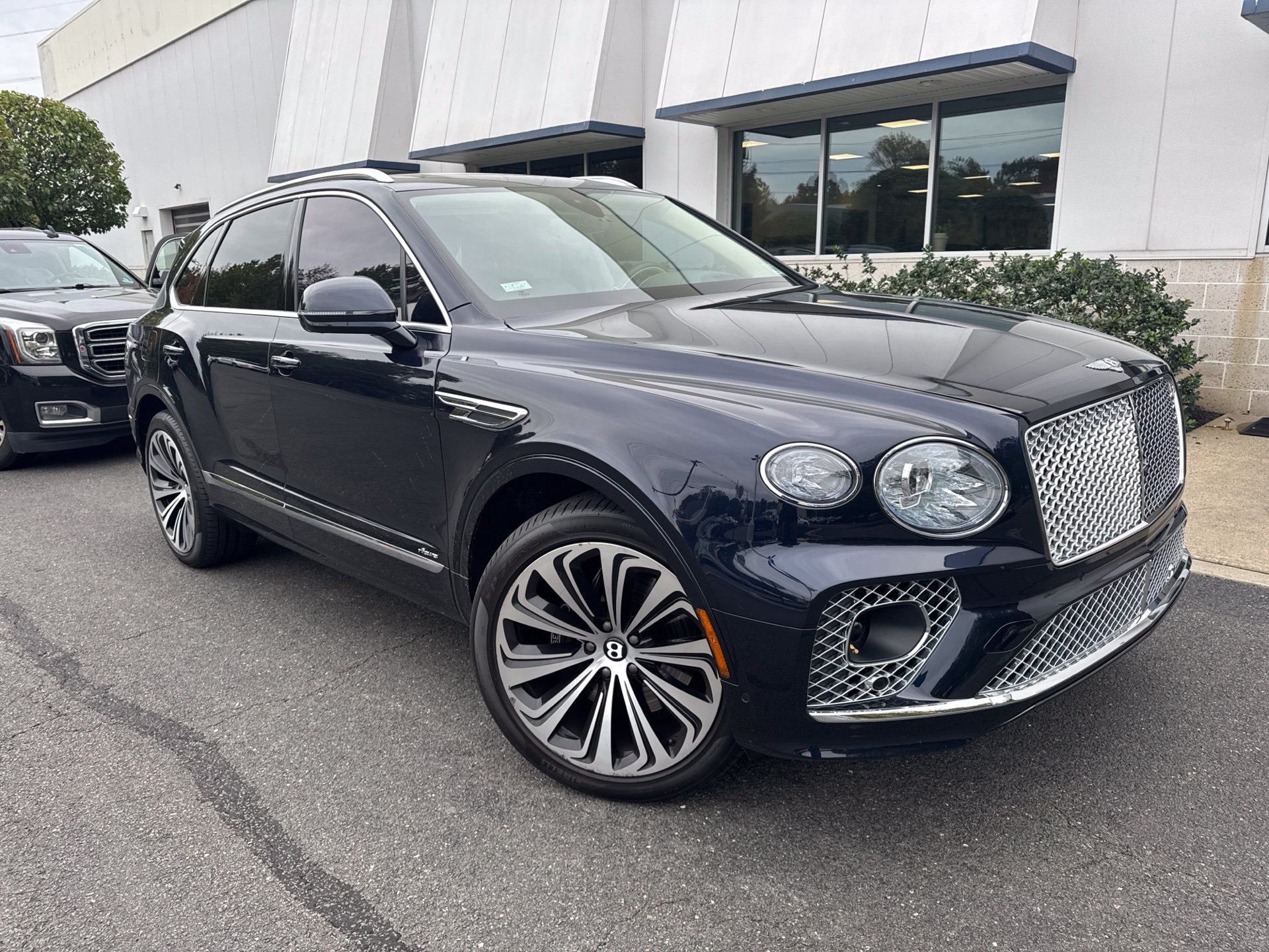 Used 2023 Bentley Bentayga AWD/4WD image 1