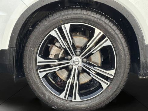 Used 2022 Volvo XC40 T5 Inscription w/ Climate Package image 11