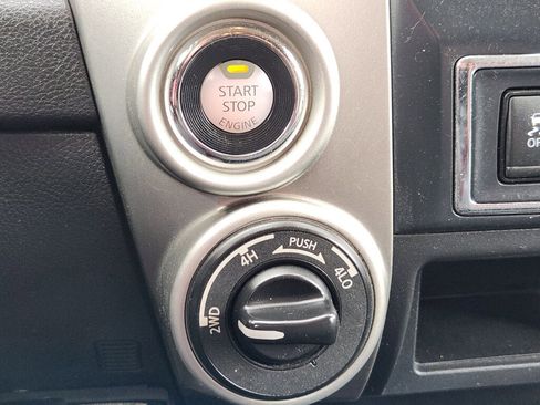 Used 2017 Nissan Titan SV image 22