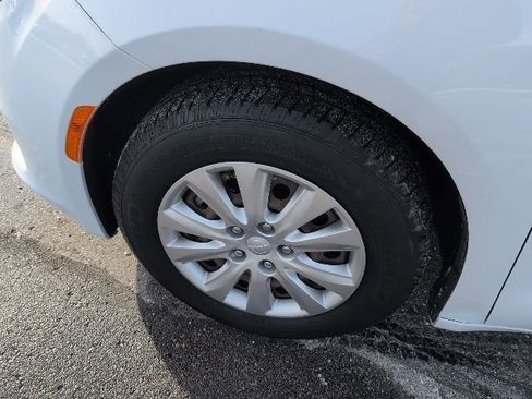 Used 2021 Chrysler Voyager L image 13