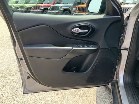 Used 2022 Jeep Cherokee Trailhawk AWD/4WD image 17